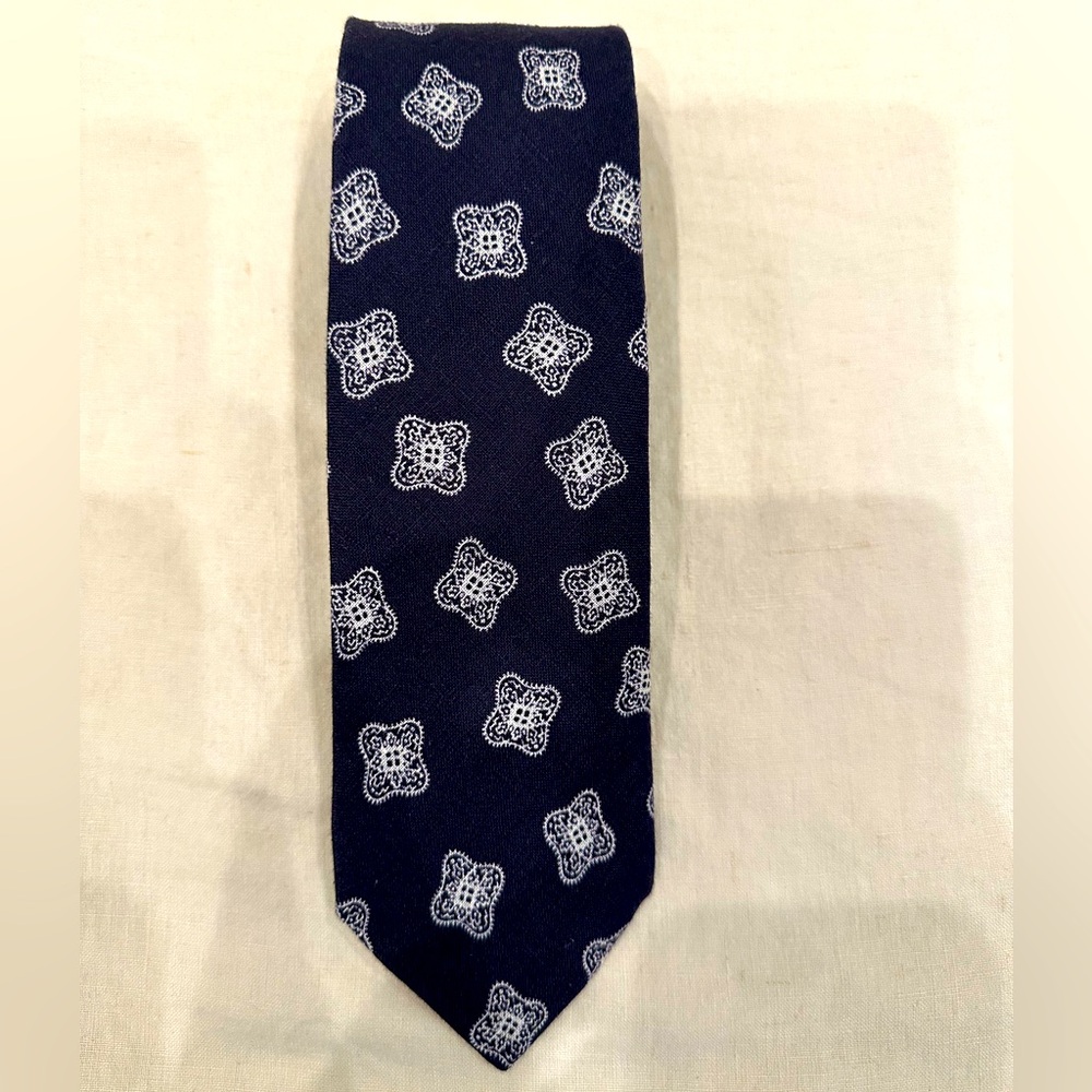 Charles Tyrwhitt Navy Tie with White Medallion Pattern